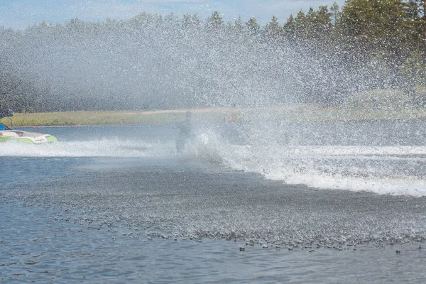 Deportes de verano: esquí acuático, slalom . — Foto de Stock