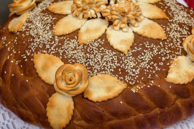 Beyaz ekmek ile altın bir kabuk ve çiçekler.