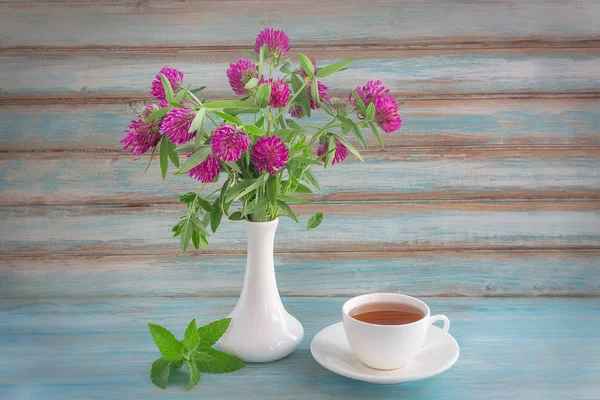 Bouquet von Rotklee-Tee in einer Tasse und Minze. — Stockfoto