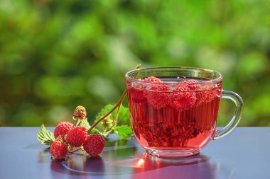 Bir grup, ahududu ve soğuk kola