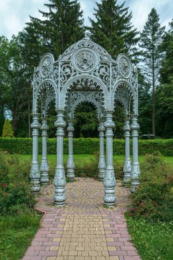 Parkta oryantal tarzı eski çardak.