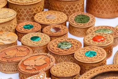 Kabuk üzerinde iş parçacığı. Ajur kutusu.