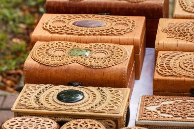 Kabuk üzerinde iş parçacığı. Ajur kutusu.