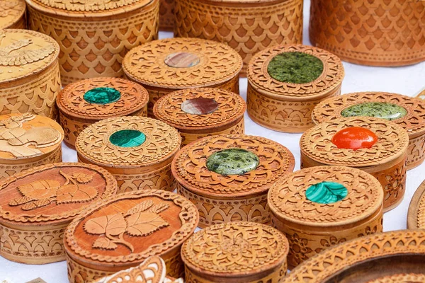 Kabuk üzerinde iş parçacığı. Ajur kutusu.