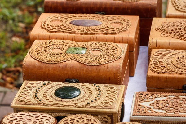 Kabuk üzerinde iş parçacığı. Ajur kutusu.