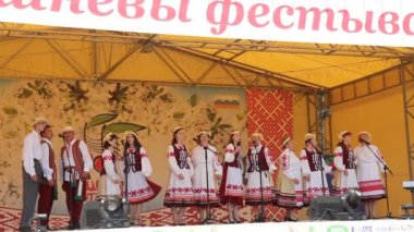 Folklor topluluğu Belarus şarkıları söyleyerek.