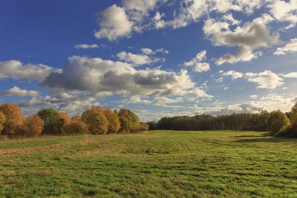 Φθινοπωρινό τοπίο με το πεδίο και τον ουρανό. — Φωτογραφία Αρχείου