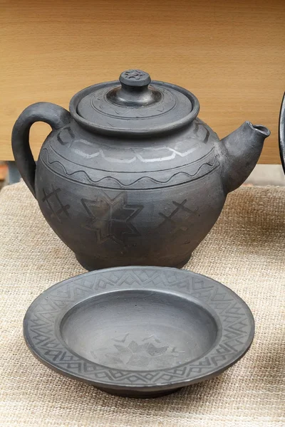 Handmade ceramic teapot and dish. — Stock Photo, Image