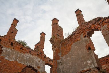 Kırmızı tuğla, eski bir bina kalıntıları.