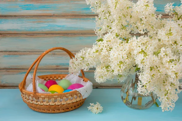 白い春花セレクティブ フォーカス付きバスケットのイースターエッグ 側面ビュー水平 イースターのクローズ アップに描かれた卵 イースターのコンセプト — ストック写真