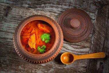 Bir tencerede kırmızı pancar çorbası