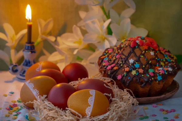 Bolo de Páscoa, ovos e uma vela — Fotografia de Stock