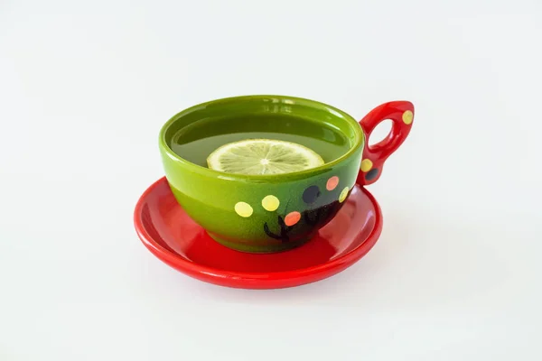 Té verde con limón en una hermosa taza, objeto . — Foto de Stock