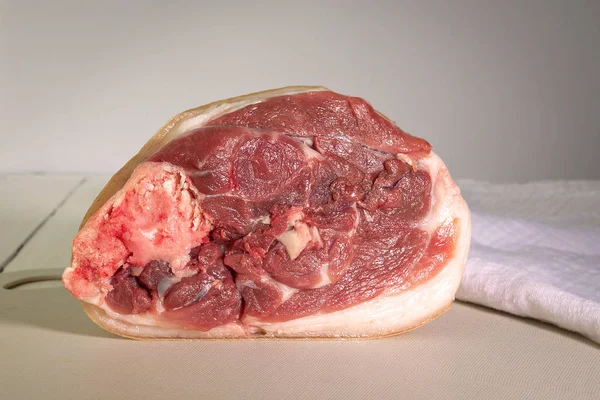 Мясо свинины. Свиной сустав на разделочной доске. . — стоковое фото