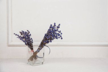 Dar yapraklı lavanta, buket, beyaz arkaplan