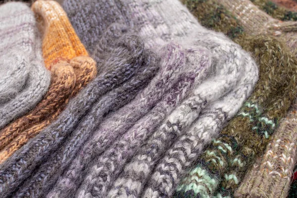 따뜻 한 양모 양말. 손으로 만든 겨울 옷. 스톡 이미지