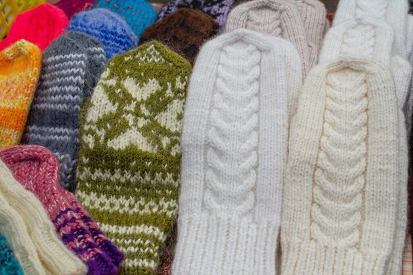 暖羊毛手套。手工制作的冬季服装. 图库图片