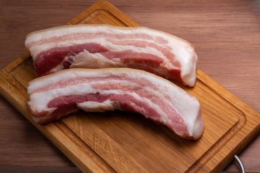 İki parça taze domuz göbeği.