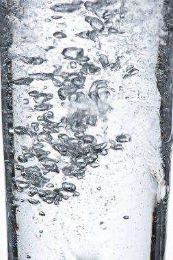 su kabarcıkları beyaz zemin üzerine ile