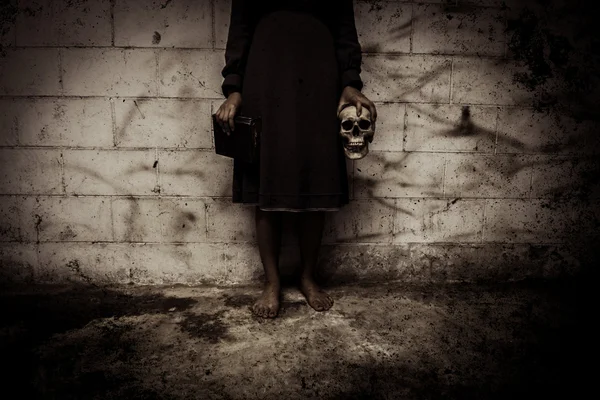Hexenfrau an dunklem Ort, Horror-Hintergrund für Halloween-Konzept und Buchcover-Ideen * * Anmerkung: leichte Unschärfe — Stockfoto
