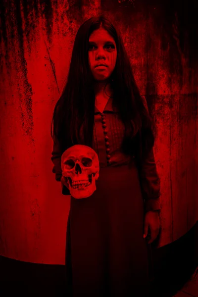 Chica con cráneo humano en la mano, Fondo de miedo para Halloween y libro de ideas de portada — Foto de Stock