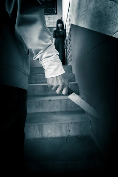 Seriemoordenaar met mes en vrouw in de achtergrond, Scary achtergrond voor boek cover ideeën — Stockfoto