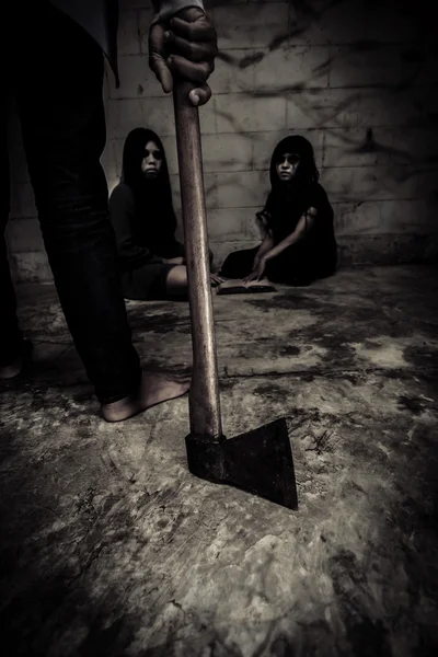 백그라운드에서 도끼와 유령 소녀, 책 커버 아이디어에 대 한 무서운 배경 연쇄 살인범 — 스톡 사진
