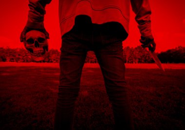 Kötülüğü, insan elinde insan kafatası, Cadılar Bayramı ve kitap kapağı fikirler için korkutucu arka plan ile serbest bırak 