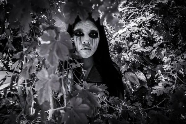 Chica fantasma escondido en el bosque, Fondo de horror para el concepto de Halloween y libro de ideas de portada — Foto de Stock