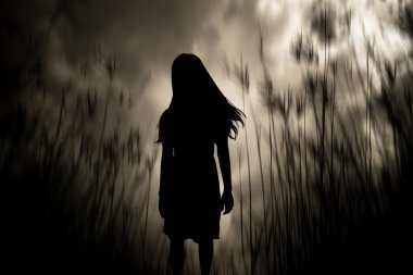 Kız ormanda korku arka plan için Halloween kavramı ve film Poster proje yürüyüş 