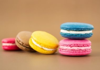 Renkli acıbadem kurabiyesi veya macaron 