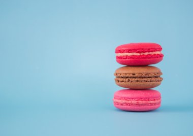 Renkli acıbadem kurabiyesi veya macaron