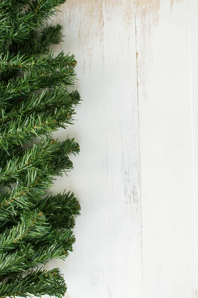 Rama de abeto, hoja de Navidad sobre fondo de madera —  Fotos de Stock