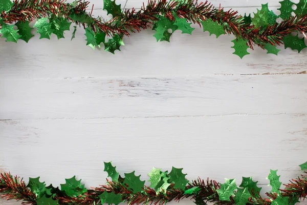 Weihnachtsdekoration auf Holzboden Hintergrund — kostenloses Stockfoto