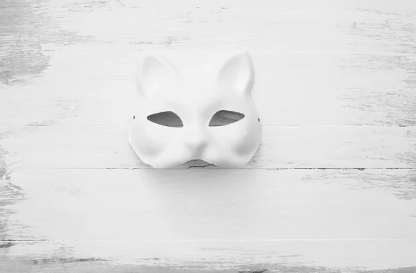 Kat masker op houten vloer achtergrond voor halloween — Stockfoto