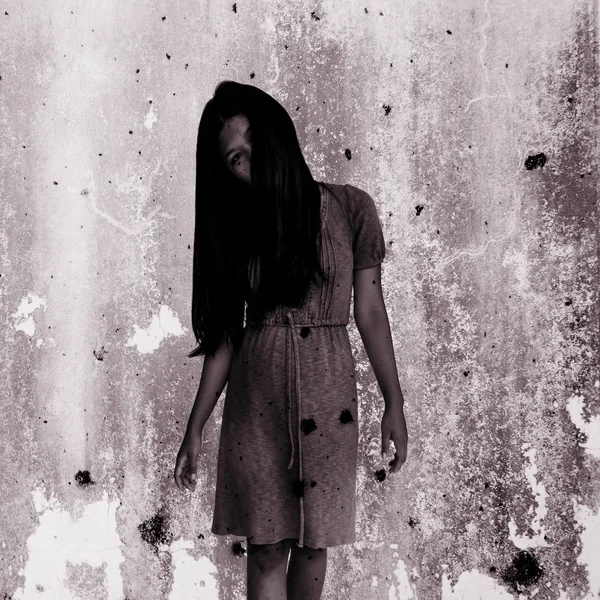 Ghost Girl im Grunge-Hintergrund — Stockfoto