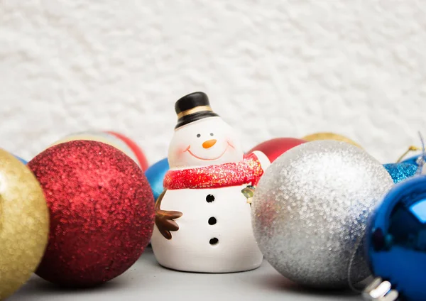 Muñeco de nieve con bolas de Navidad — Foto de Stock