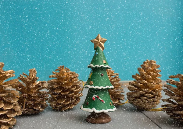 Adorno de Navidad con árbol de Navidad y cono de pino en la nieve —  Fotos de Stock