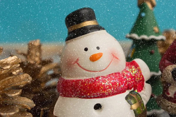 Weihnachtsschmuck mit Schneemann und Tannenzapfen im Schnee — Stockfoto