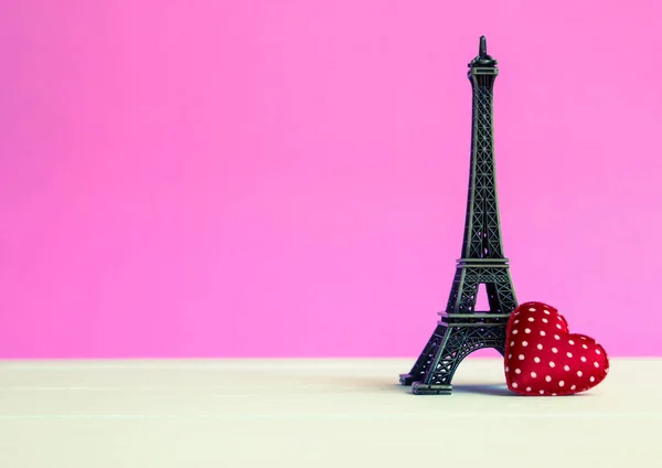 Любовь к Парижу. Эйфелева башня с красным сердцем — стоковое фото