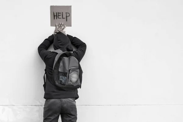 Persona sin hogar con señal de ayuda, concepto de pobreza — Foto de Stock