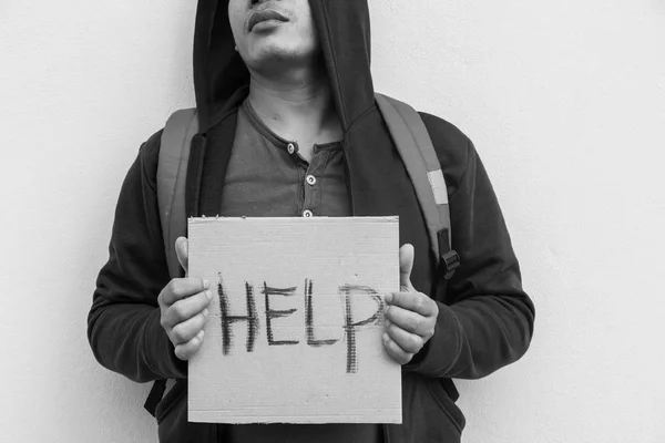 Persona sin hogar con señal de ayuda, concepto de pobreza — Foto de Stock