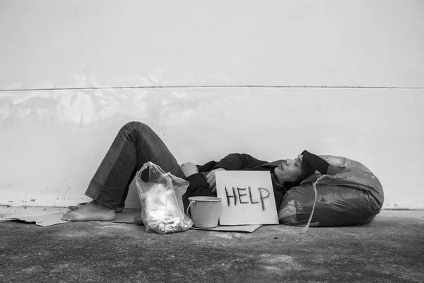 Hemlös person sömn på trottoaren av gatan — Stockfoto