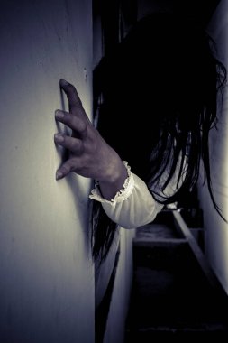 Perili evde hayalet kadın