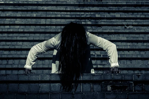 Ghost kvinna i spökhus — Stockfoto