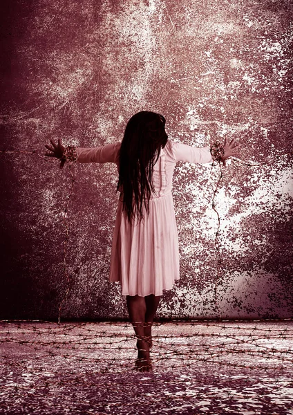 Mujer fantasma con alambre de púas, Fondo de miedo para la portada del libro —  Fotos de Stock