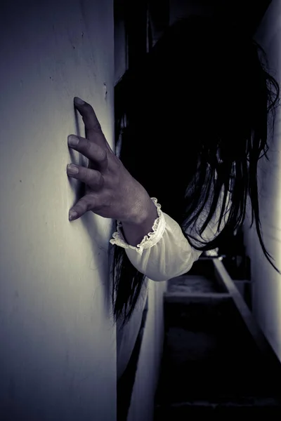 Ghost žena v domě straší — Stock fotografie