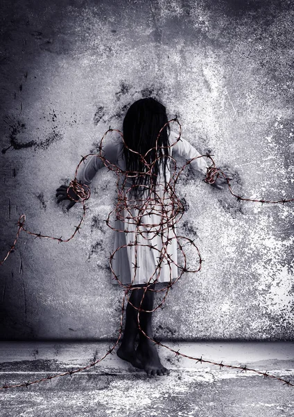 Mujer fantasma con alambre de púas, Fondo de miedo para la portada del libro — Foto de Stock