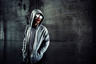 Tünelde sokak, yabancı kişi evsiz kişi 