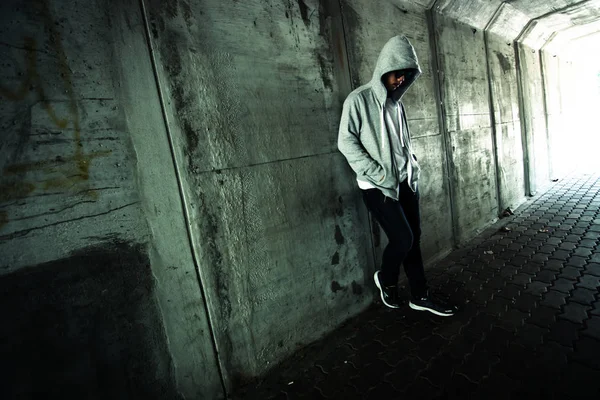 Tünelde sokak, yabancı kişi evsiz kişi 